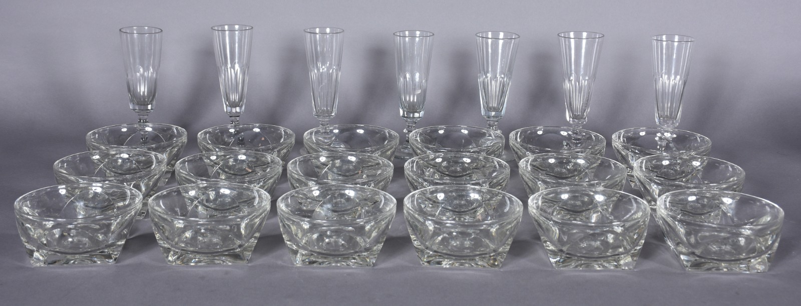 Diversas peças em demi cristal, sendo: 18 taças para sorvete (1... - foto 1 de 5