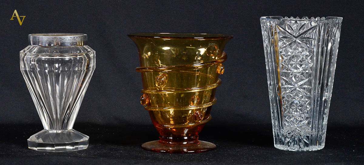 Tres vasos de cristal, sendo um na cor ambar, 1 facetado e 1...