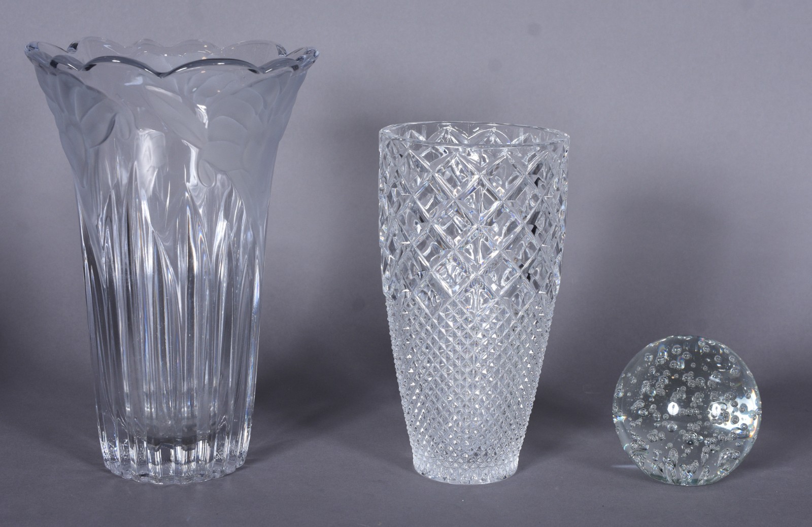 Três peças diversas de cristal/vidro, sendo: 2 vasos lapidados e peso... - foto 1 de 11