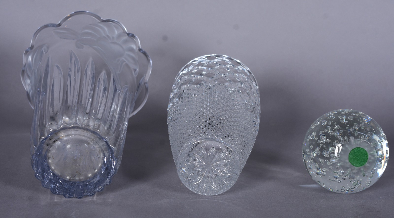 Três peças diversas de cristal/vidro, sendo: 2 vasos lapidados e peso... - foto 2 de 11