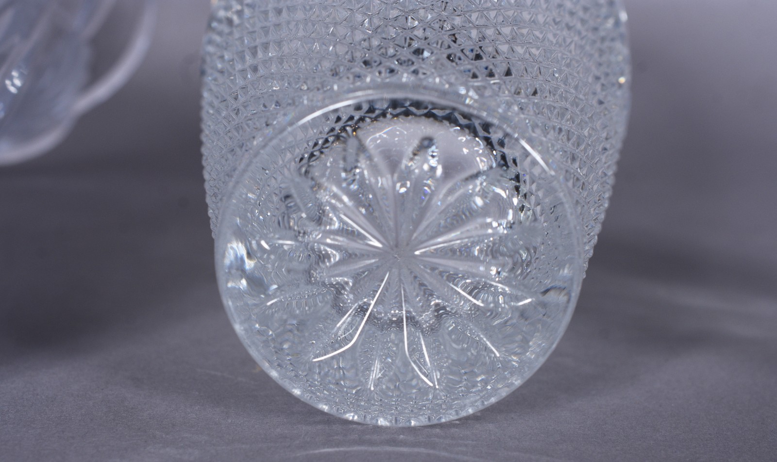 Três peças diversas de cristal/vidro, sendo: 2 vasos lapidados e peso... - foto 3 de 11