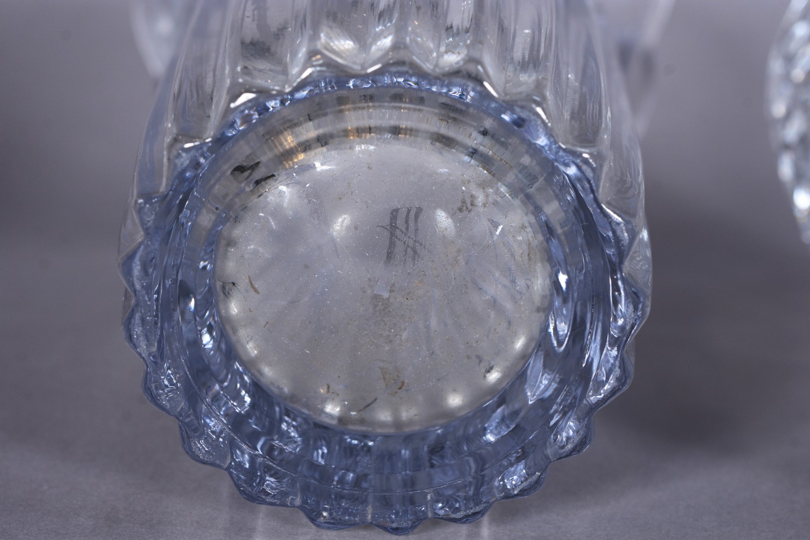 Três peças diversas de cristal/vidro, sendo: 2 vasos lapidados e peso... - foto 4 de 11