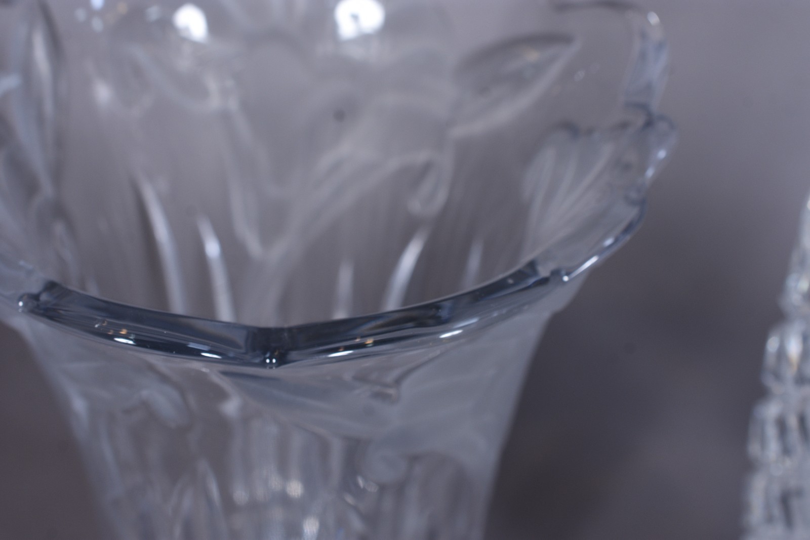 Três peças diversas de cristal/vidro, sendo: 2 vasos lapidados e peso... - foto 7 de 11
