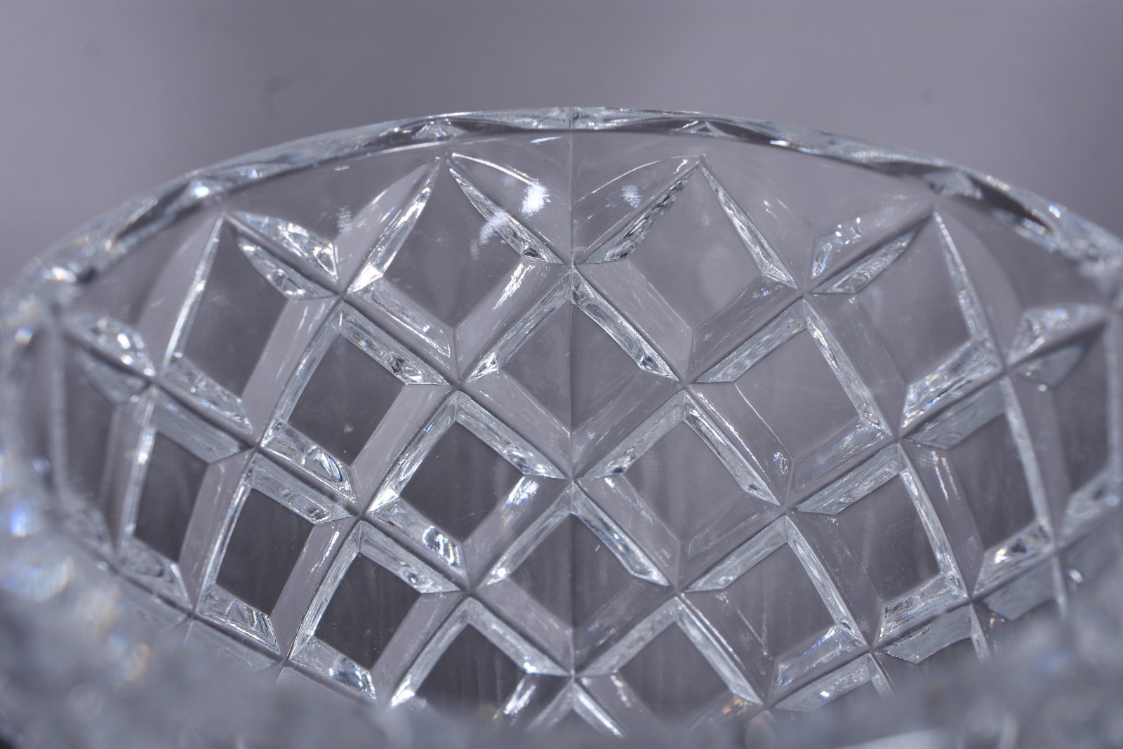 Três peças diversas de cristal/vidro, sendo: 2 vasos lapidados e peso... - foto 8 de 11