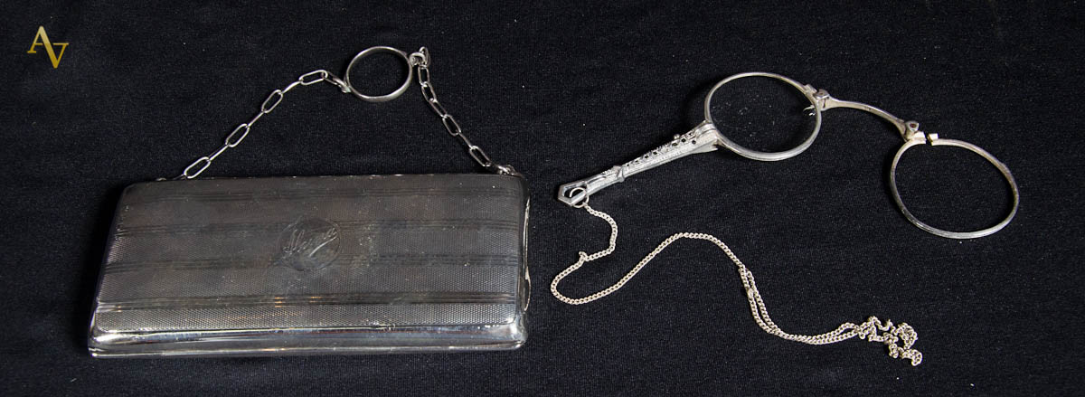 Duas pequenas peças de prata, sendoTrousse e L"ornion. Med. 13 x...