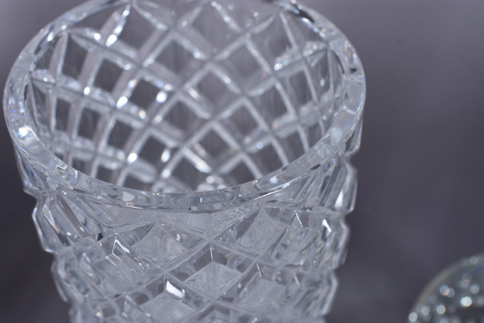 Três peças diversas de cristal/vidro, sendo: 2 vasos lapidados e peso... - foto 9 de 11
