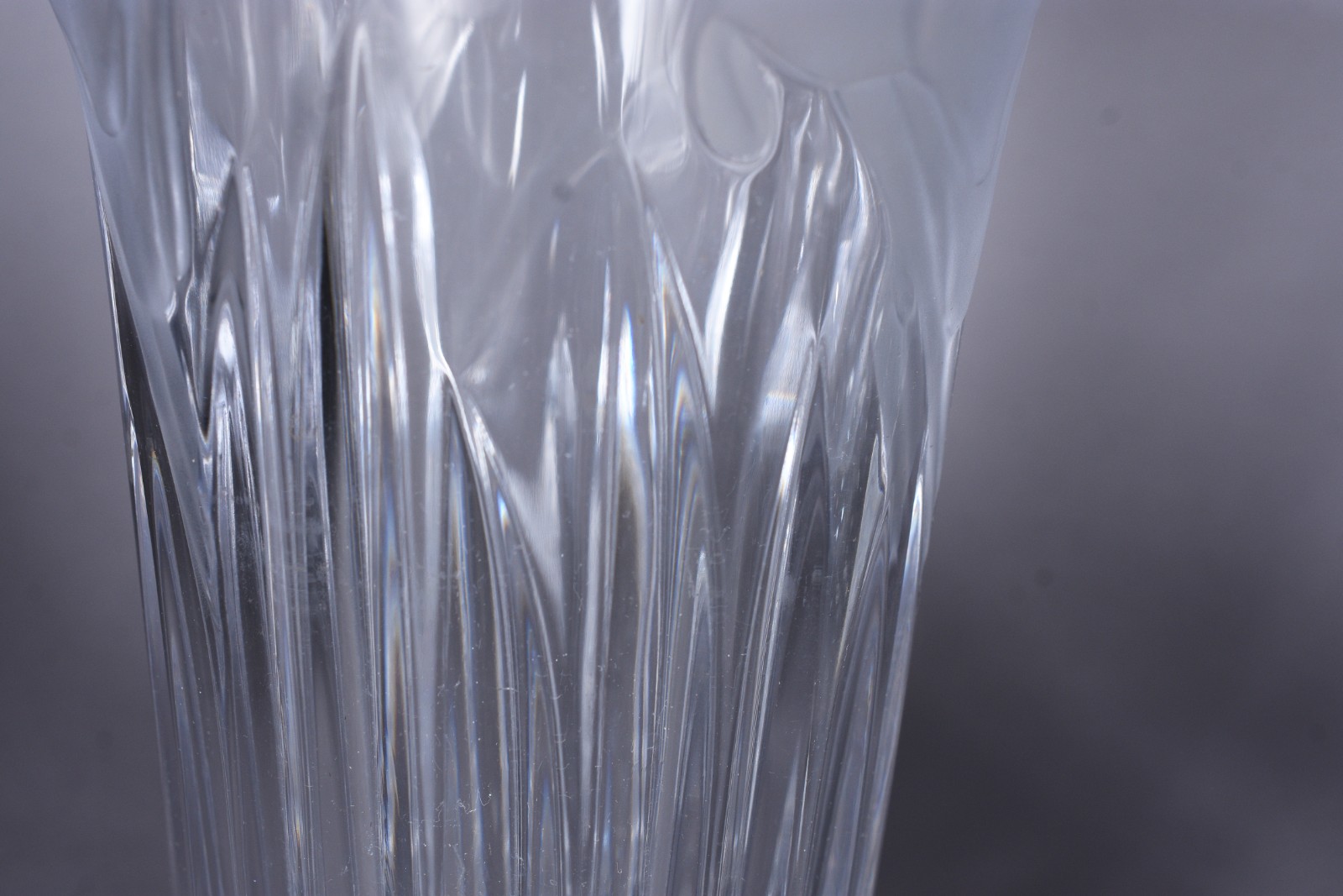 Três peças diversas de cristal/vidro, sendo: 2 vasos lapidados e peso... - foto 10 de 11