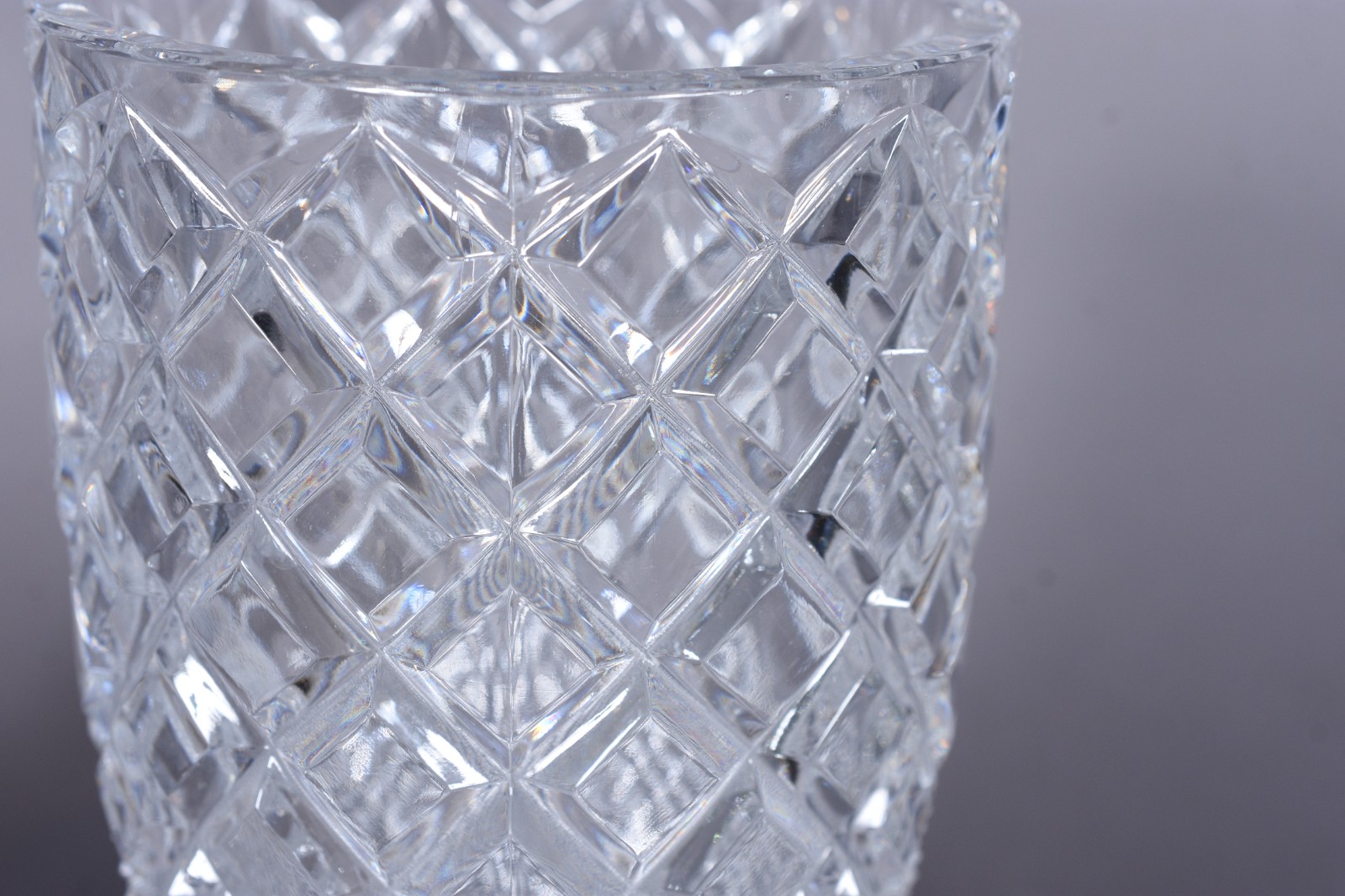 Três peças diversas de cristal/vidro, sendo: 2 vasos lapidados e peso... - foto 11 de 11