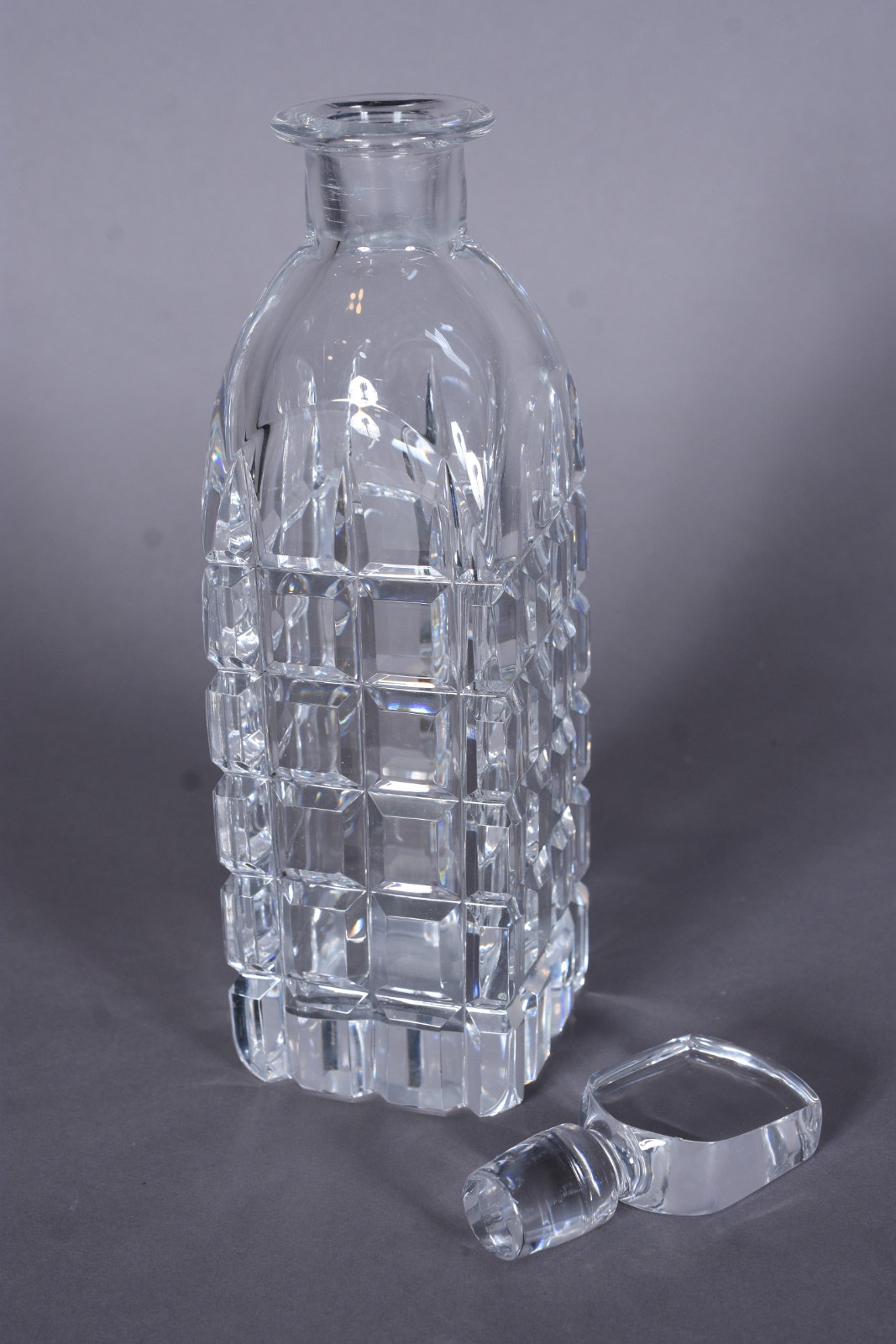 Garrafa de cristal europeu lapidado, feitio quadrangular. - foto 2 de 8