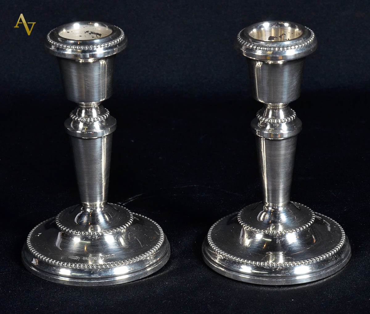 Par de pequenos castiçais em prata contrastada. Alt. 11 cm.