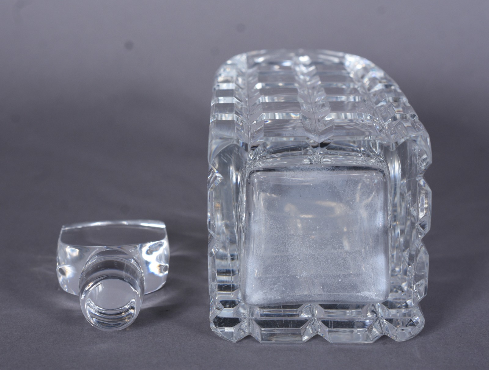 Garrafa de cristal europeu lapidado, feitio quadrangular. - foto 4 de 8
