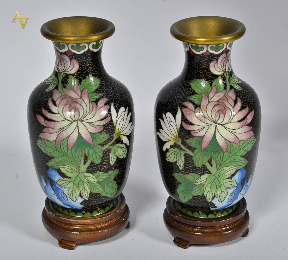 Par de pequenos vasos de cloisone c/ peanhas. Alt. total. 18 cm.