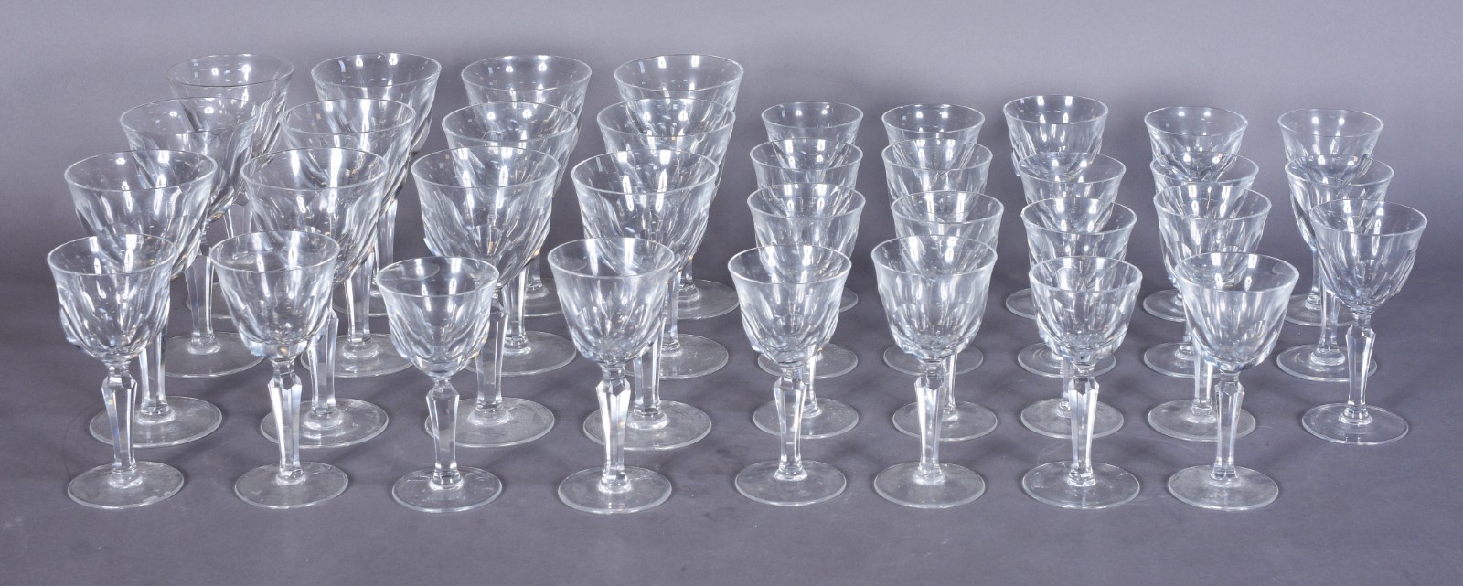 Serviço de cristal facetado composto de: 12 taças para vinho tinto... - foto 1 de 3