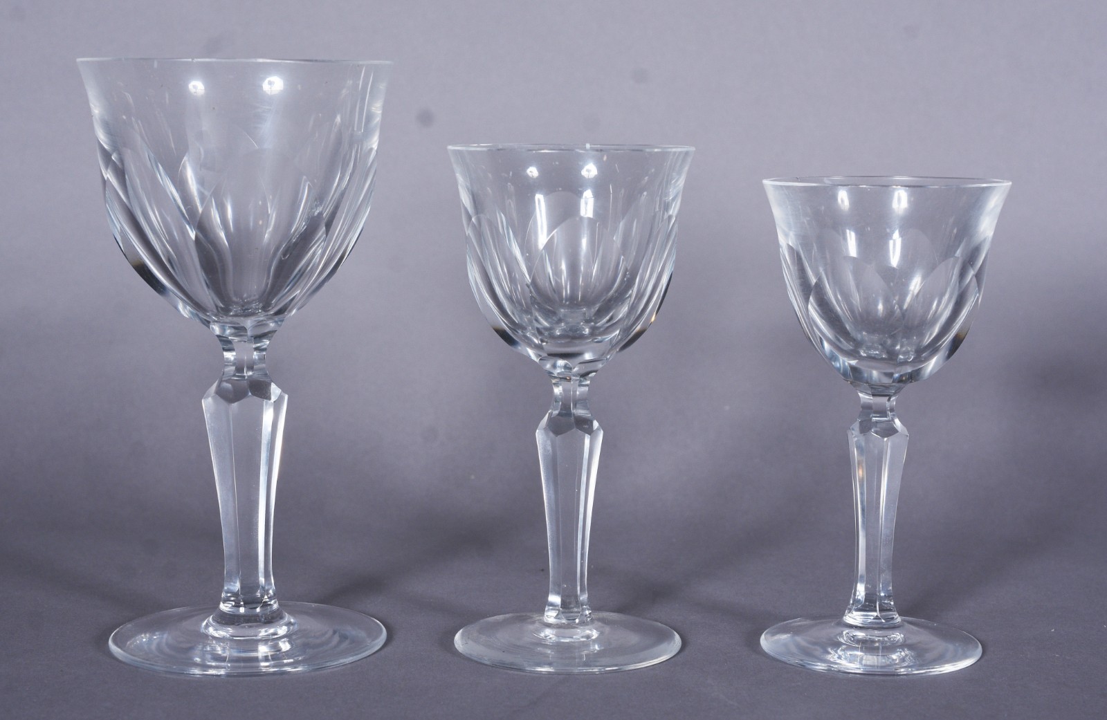 Serviço de cristal facetado composto de: 12 taças para vinho tinto... - foto 2 de 3
