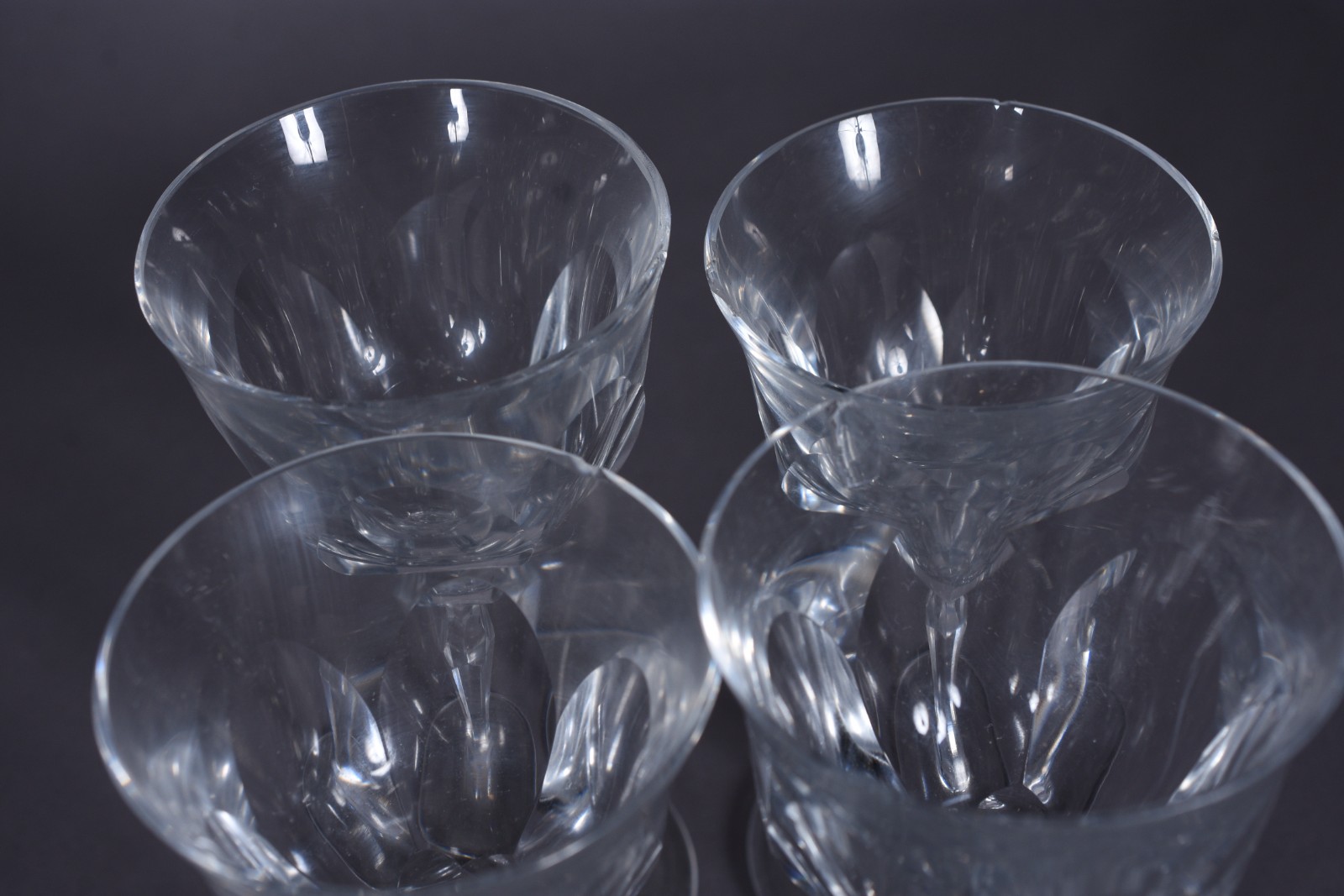 Serviço de cristal facetado composto de: 12 taças para vinho tinto... - foto 3 de 3
