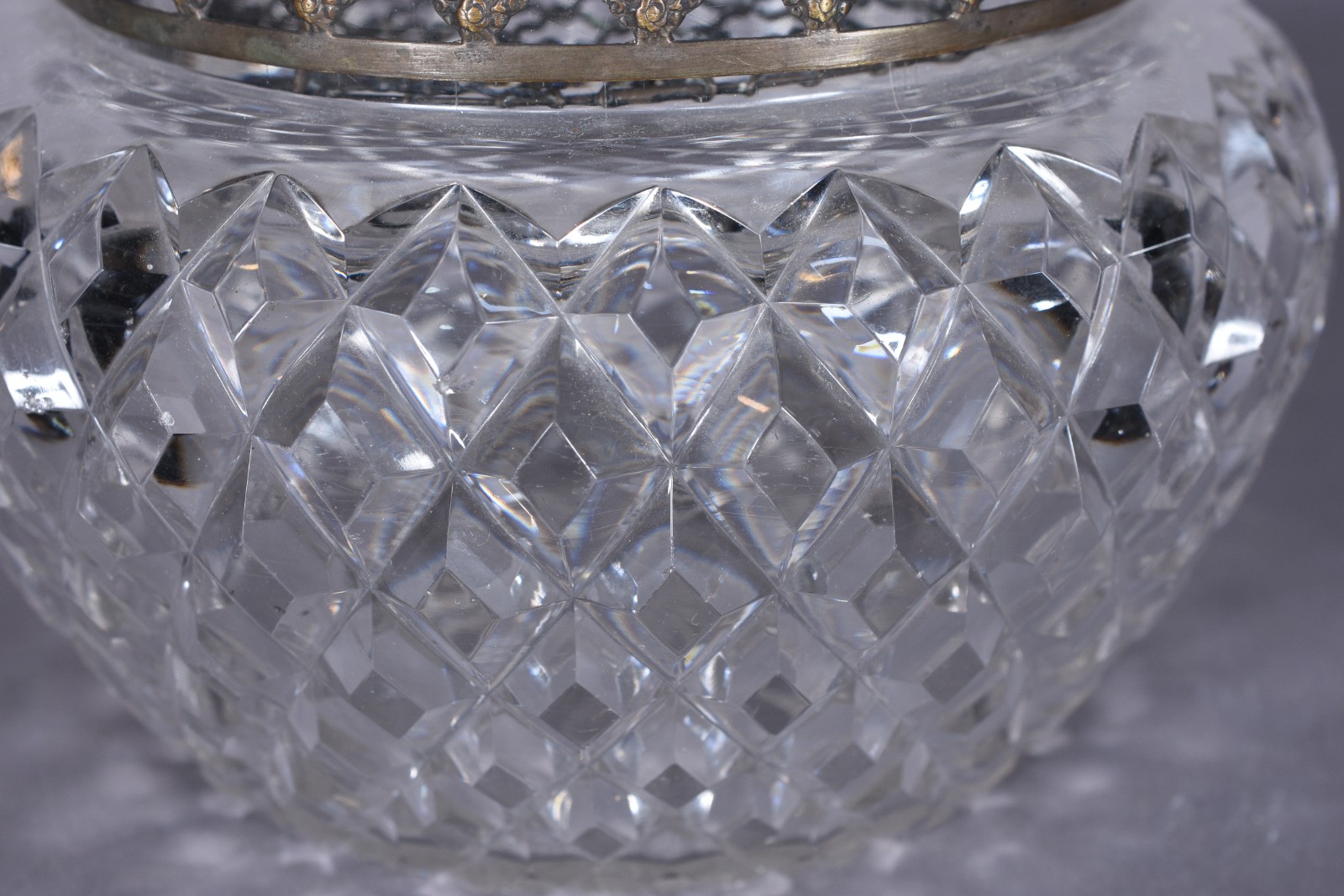 Floreira de cristal lapidada com metal. - foto 4 de 7