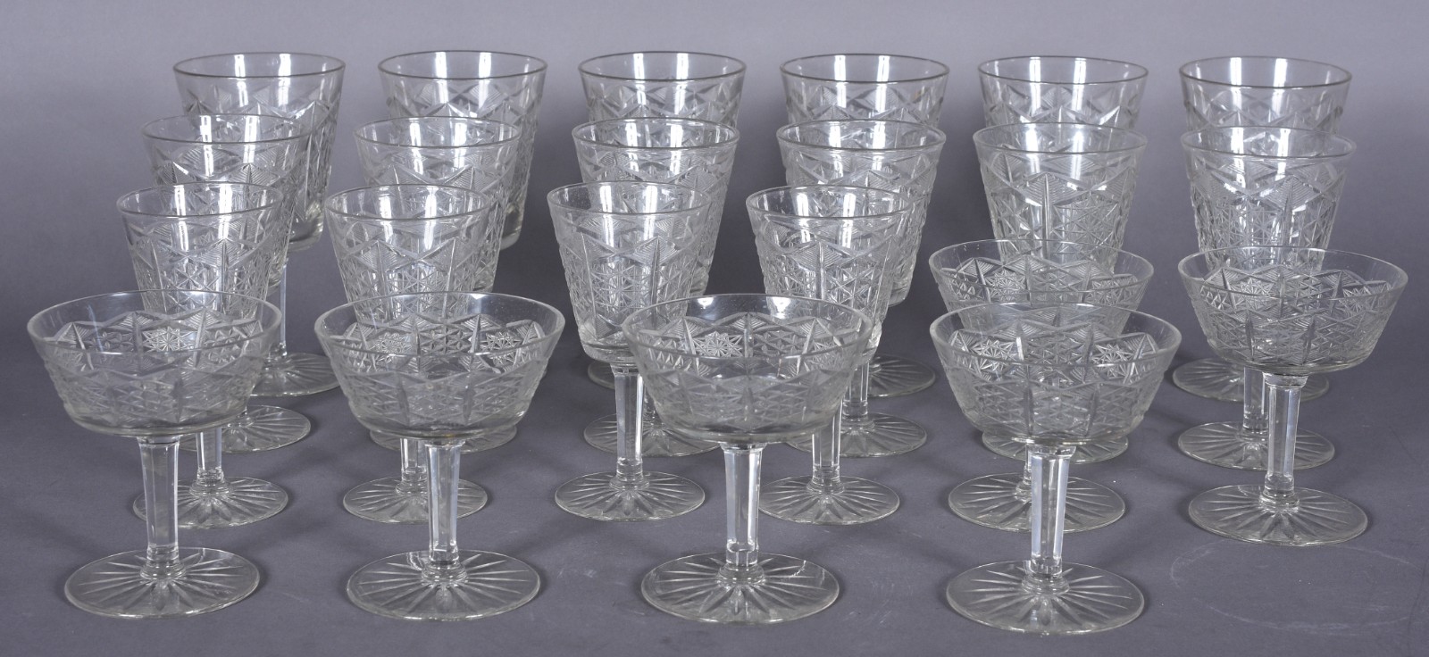 Serviço de cristal lapidado composto de: 6 para água, 6 para vinho... - foto 1 de 7
