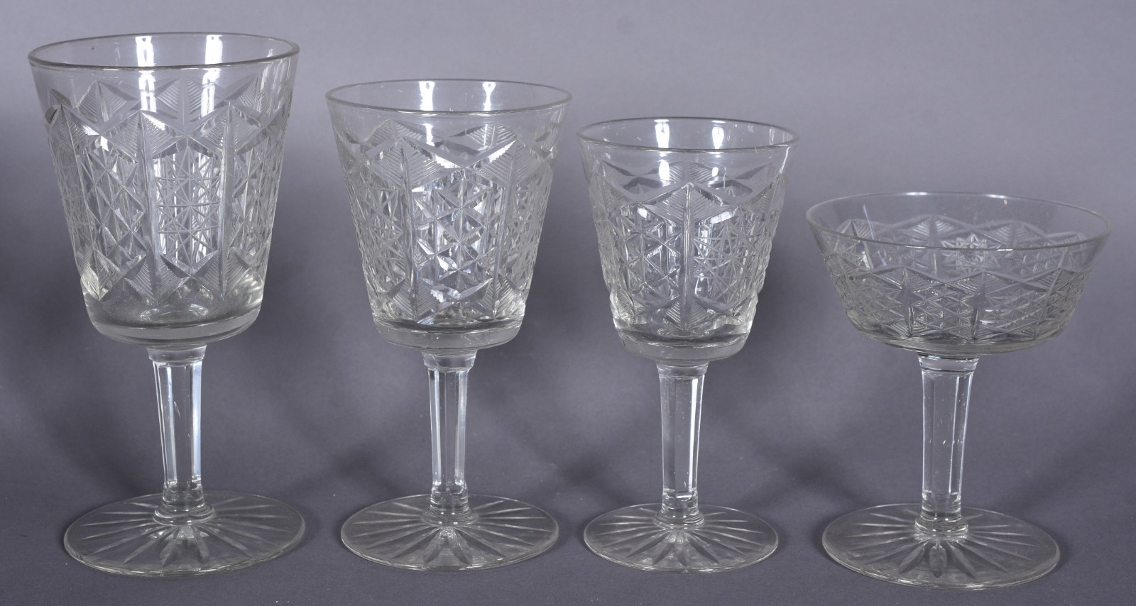 Serviço de cristal lapidado composto de: 6 para água, 6 para vinho... - foto 2 de 7
