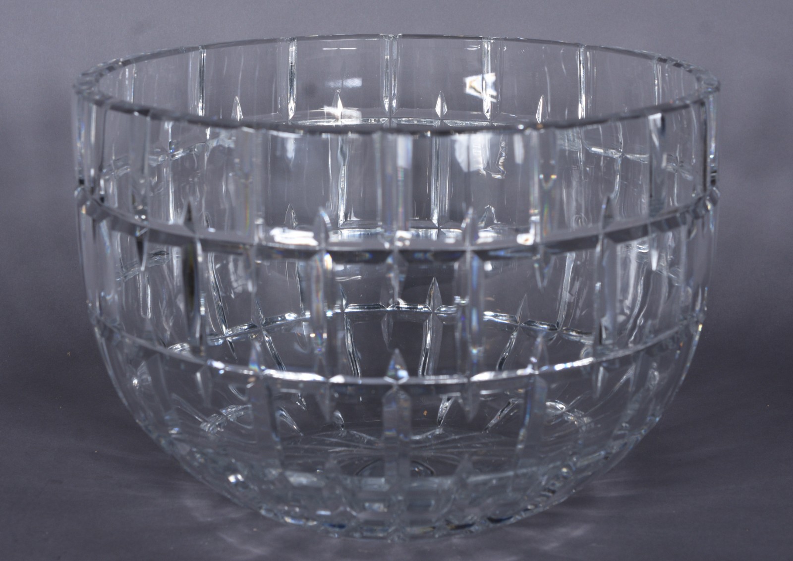 Grande bowl de cristal europeu lapidado em frisos. - foto 1 de 5