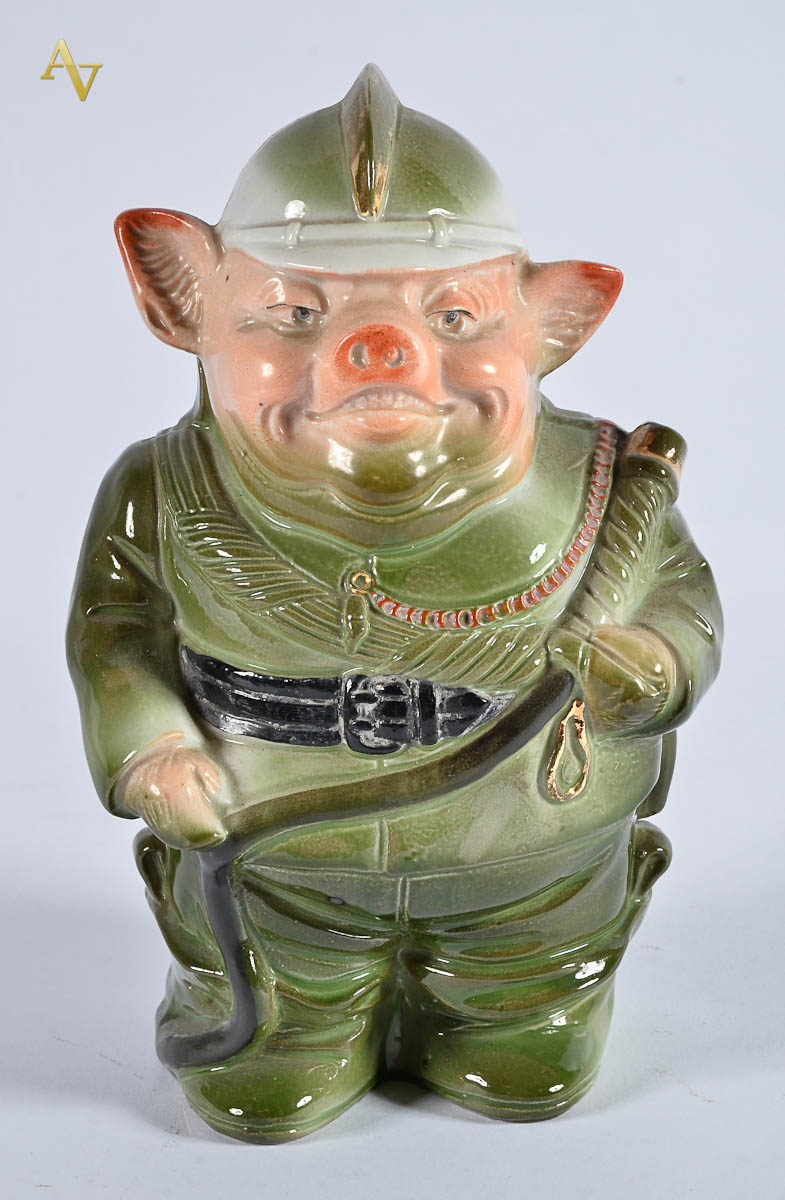 Homem com rosto de "porco" de porcelana policromada. Alt. 20...