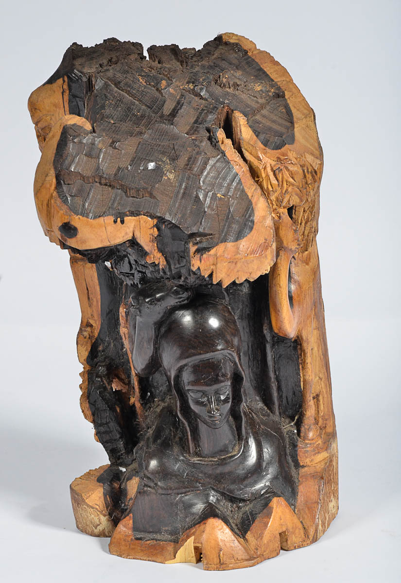 Escultura de madeira, representando africana( com pequenos lascados)...