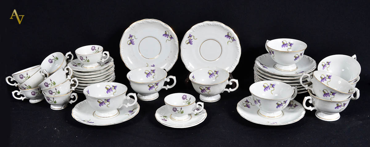 Serviço de porcelana Schmidt decorado com flores em violeta, comp.de...