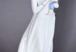 Escultura de porcelana representando dama com c... - Escultura de porcelana representando dama com criança.