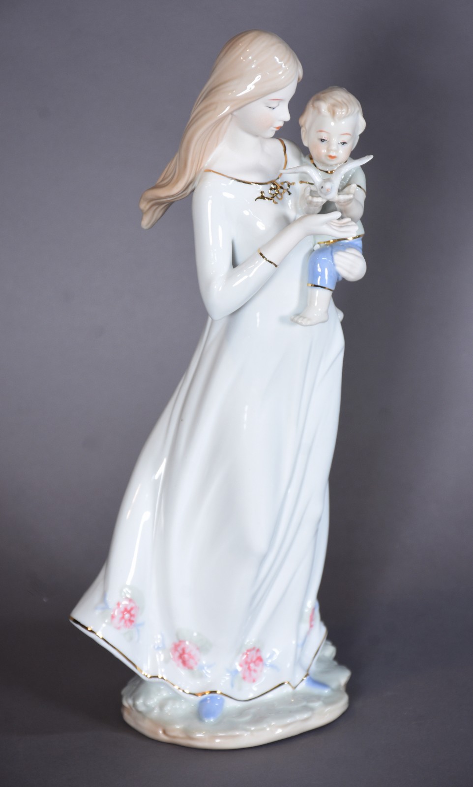 Escultura de porcelana representando dama com criança. - foto 1 de 8