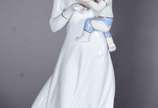 Escultura de porcelana representando dama com c... - Escultura de porcelana representando dama com criança.