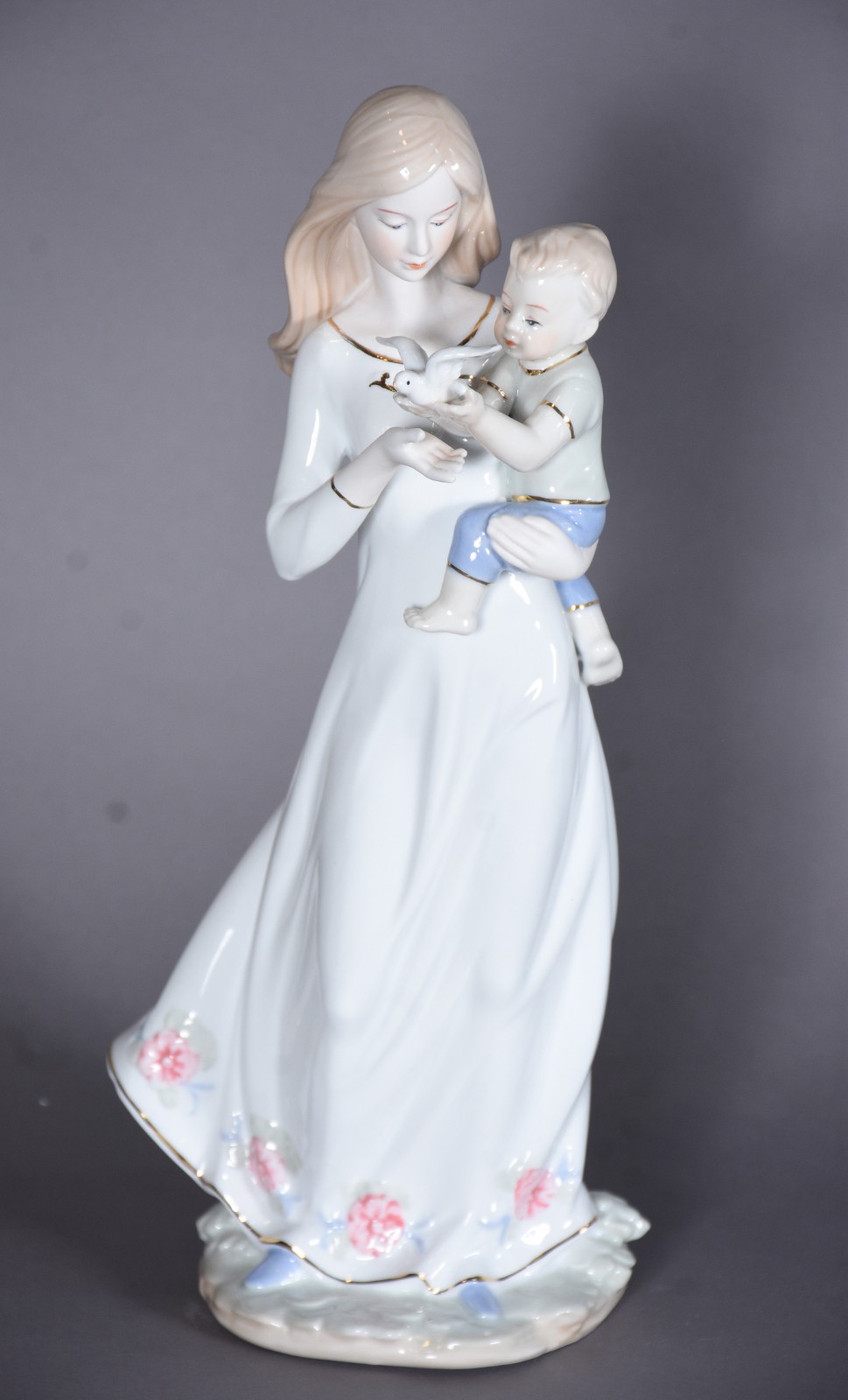 Escultura de porcelana representando dama com criança. - foto 2 de 8