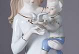 Escultura de porcelana representando dama com c... - Escultura de porcelana representando dama com criança.
