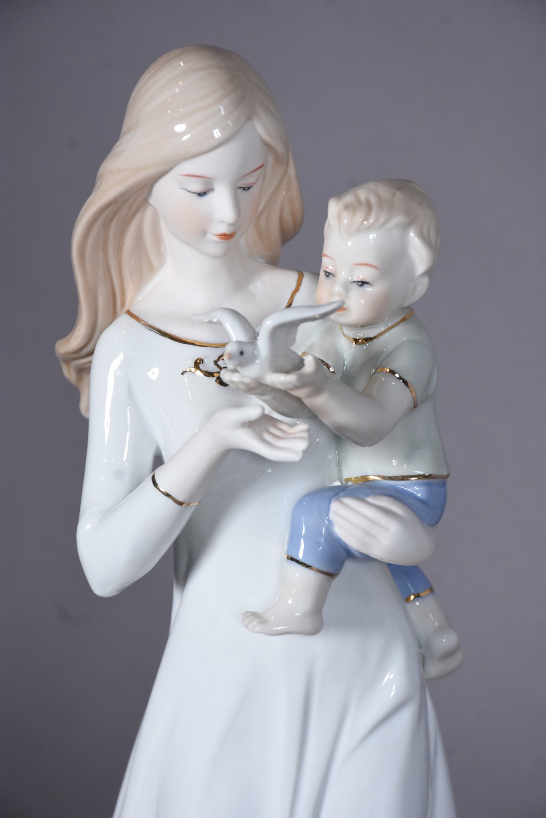 Escultura de porcelana representando dama com criança. - foto 3 de 8