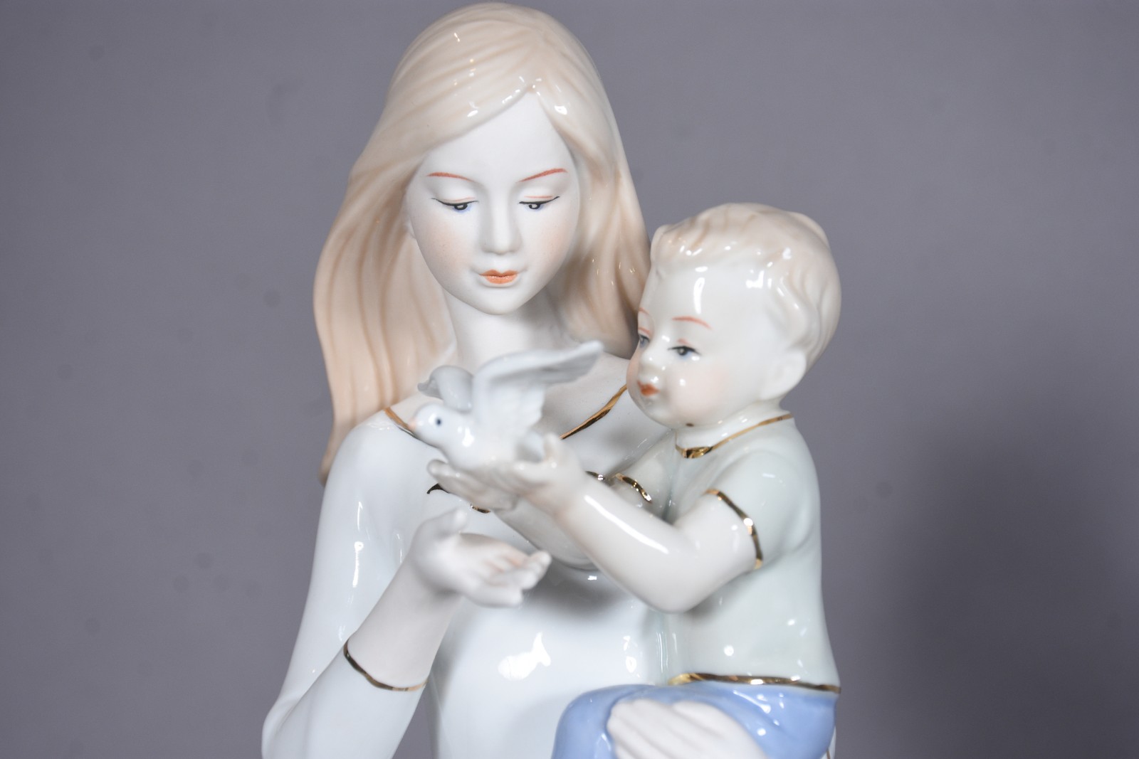 Escultura de porcelana representando dama com criança. - foto 4 de 8