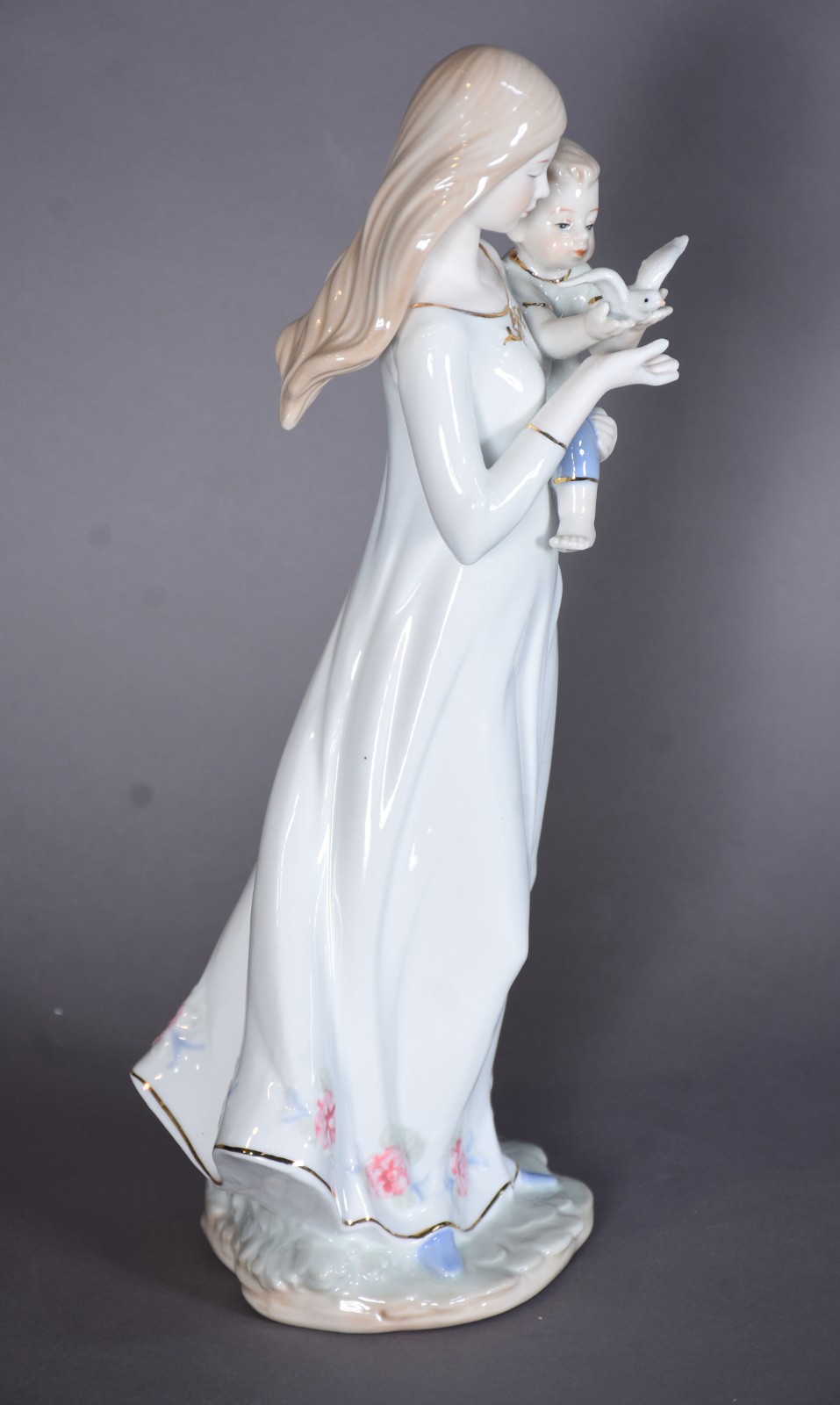 Escultura de porcelana representando dama com criança. - foto 5 de 8