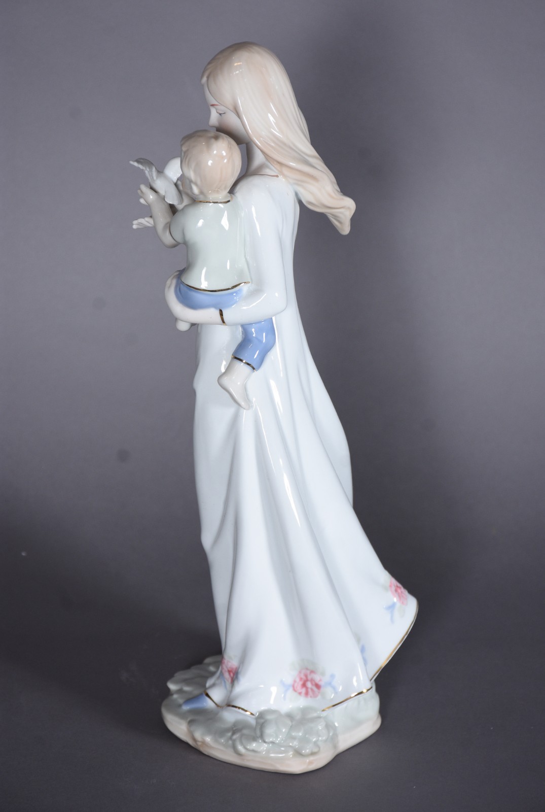 Escultura de porcelana representando dama com criança. - foto 6 de 8
