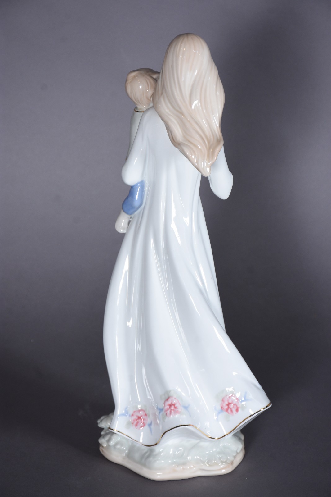 Escultura de porcelana representando dama com criança. - foto 7 de 8