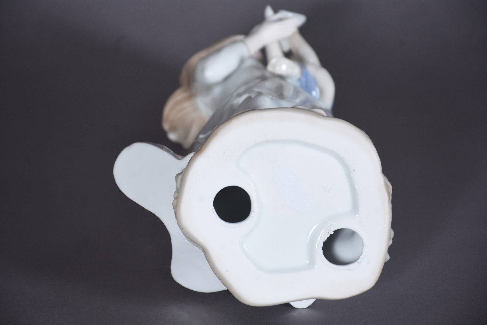 Escultura de porcelana representando dama com criança. - foto 8 de 8