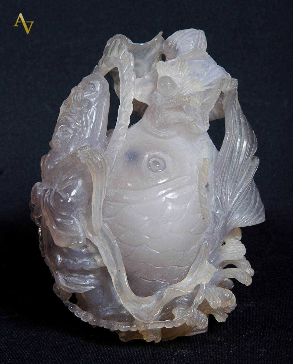 Peixe c/ divindade de ágata calcedônia. Alt. 13 cm.