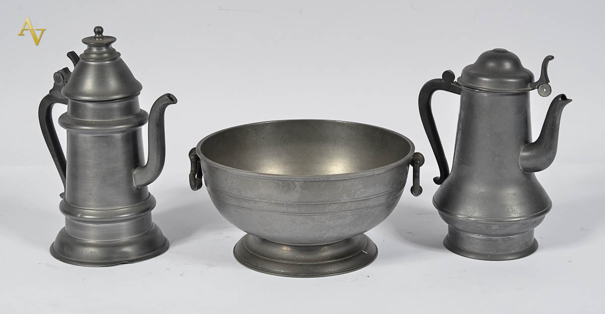 Tres peças diversas de estanho, sendo dois bules ( alt. 24 e 27 cm) e...