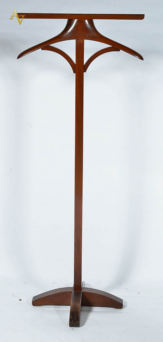 Cabideiro de madeira nobre. Alt. 1,06 m.