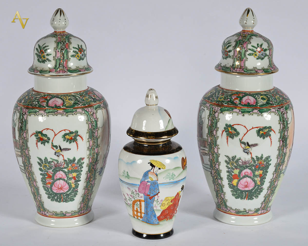 Tres potiches diversos de porcelana oriental. Alt. menor 28 cm...