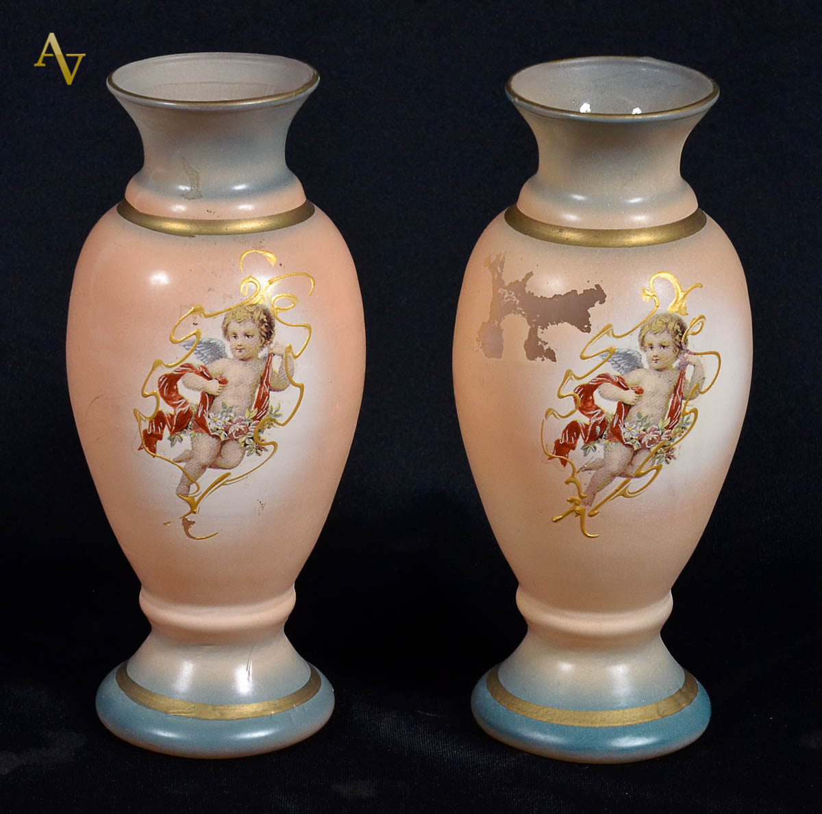 Par de vasos de vidro italiano. Alts. 16 cm. (pintura descascando)