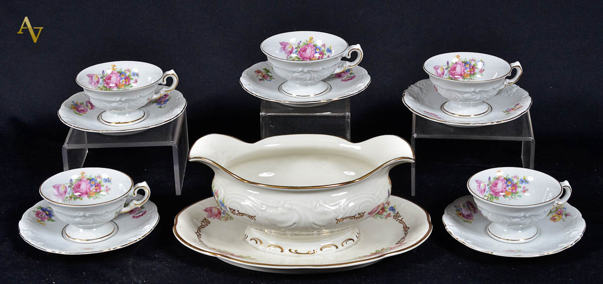 Diversas peças de porcelana KPM, sendo 5 xícaras p/ café c/ pires e...