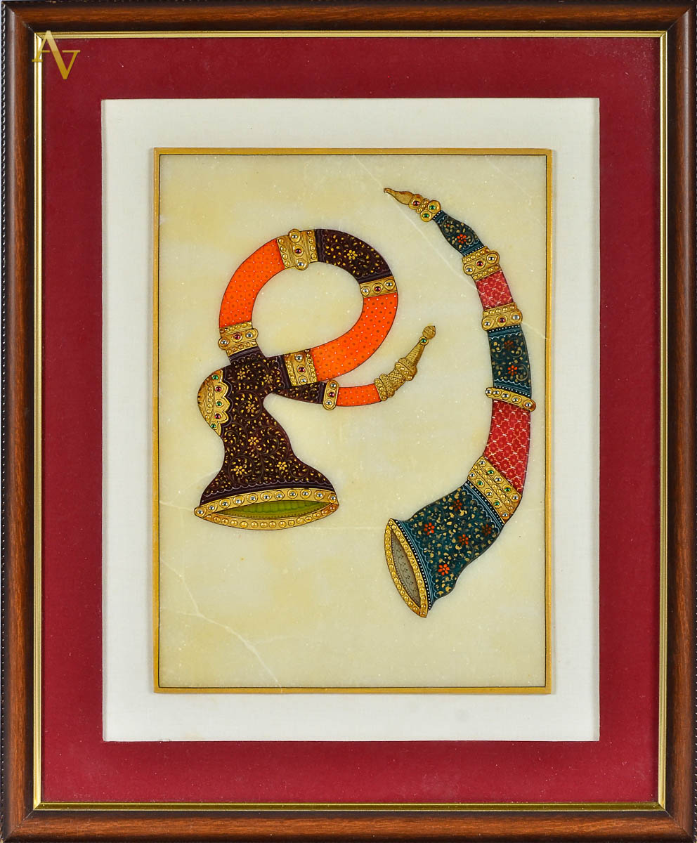 Placa de mármore representando instrumento musical. Med. 22 x 30 cm.