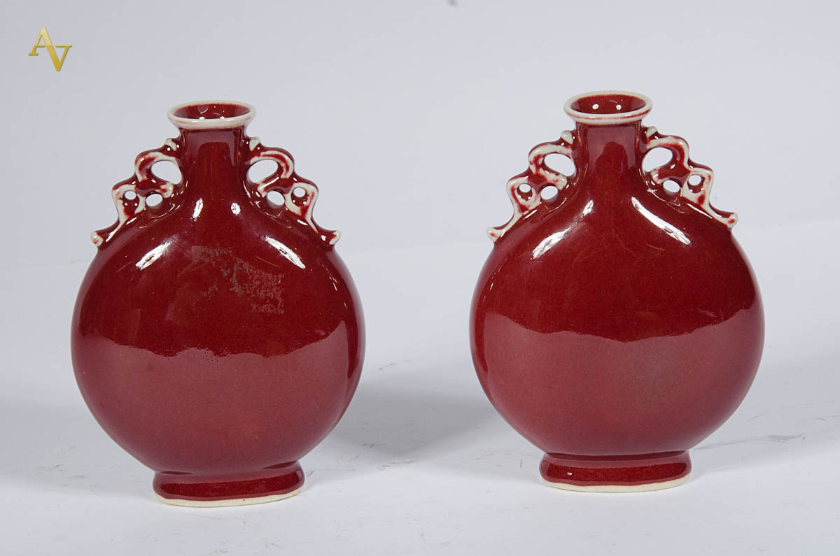 Par de vasinhos de porcelana chinesa sangue de boi. Alt. 17 cm.