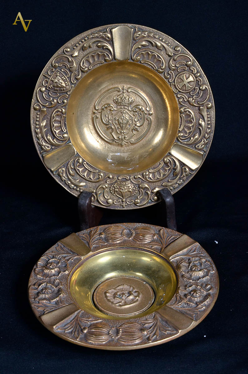 Dois cinzeiros de bronze c/ flores e guirlanda em relevo. Diams. 16 e...