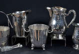 Cinco peças de metal prateado, sendo 3 jarras e... - Cinco peças de metal prateado, sendo 3 jarras e 2 baldes de gelo. Alts. maior: 21 cm; menor: 14 cm.