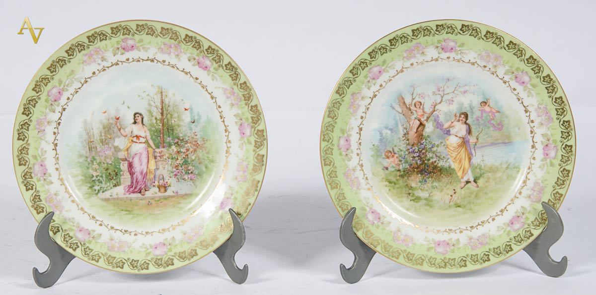 Par de pratos de porcelana Velho Viena c/ cenas bucólicas em...
