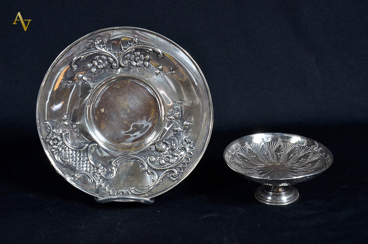 Duas salvas de prata. Diam. 11 e 18 cm.