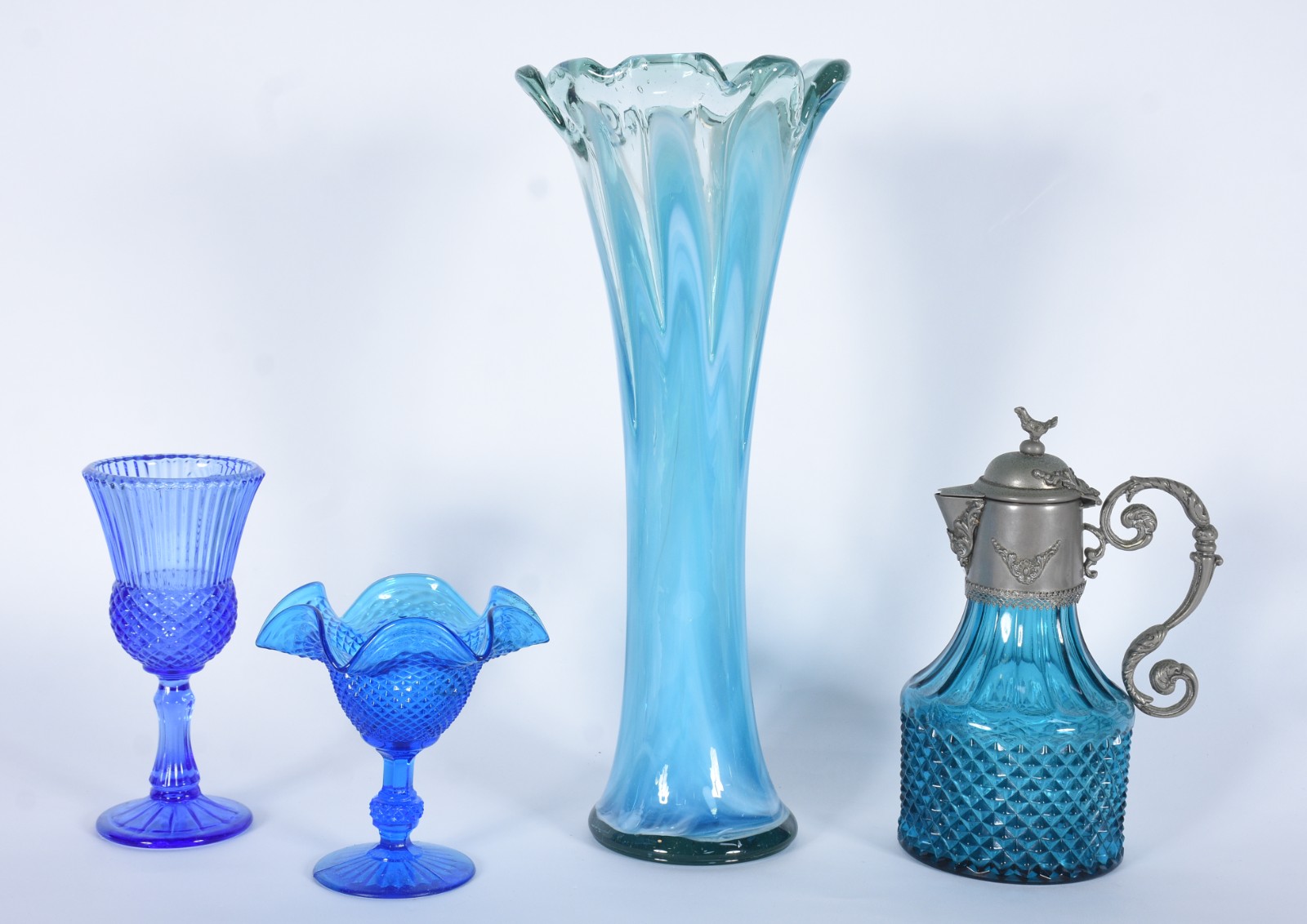 Quatro peças decorativas de vidro azul, sendo: vaso, taça, porta... - foto 1 de 7